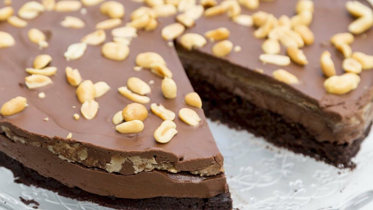 Illustratie voor: Chocoladeliefhebbers opgelet: deze Snickerstaart is voor jou gemaakt