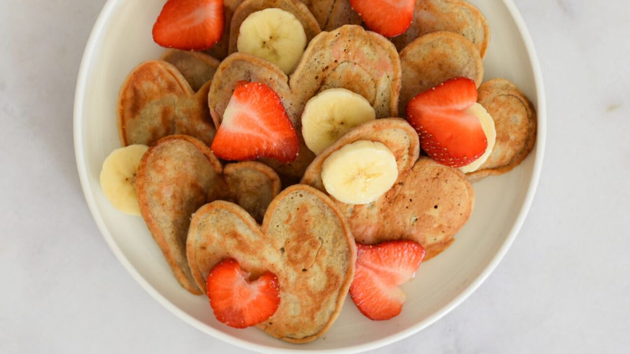 Vegan hartjespannenkoeken met banaan en rood fruit_horizontaal