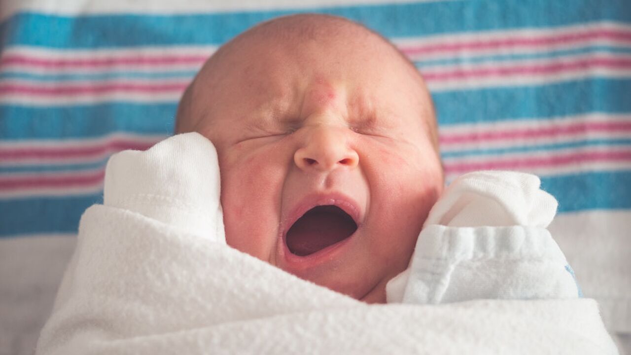 Illustratie voor: Met dit simpele maar schattige trucje laat je een baby stoppen met huilen