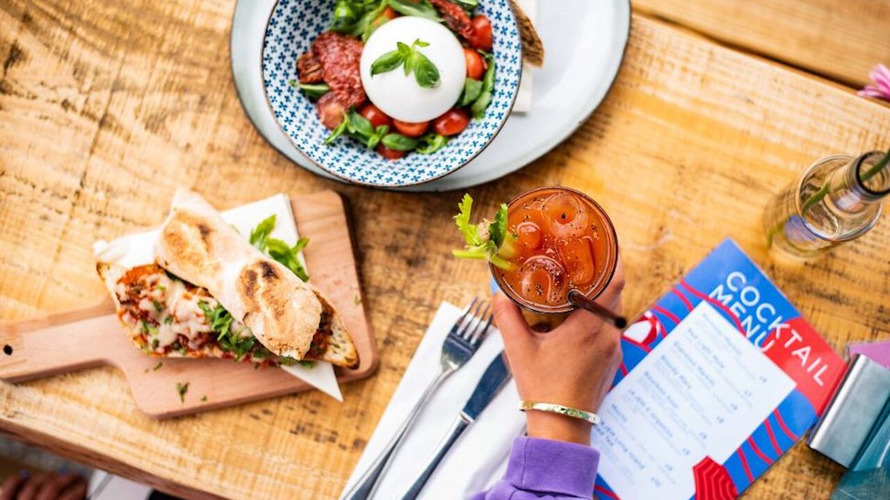 Illustratie voor: Zomerse hotspot: Kopstootbar pop-up terras aan het water