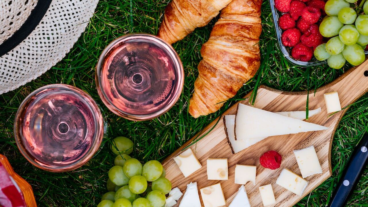Illustratie voor: Zo vul jij je picknickmand voor een dagje in het park