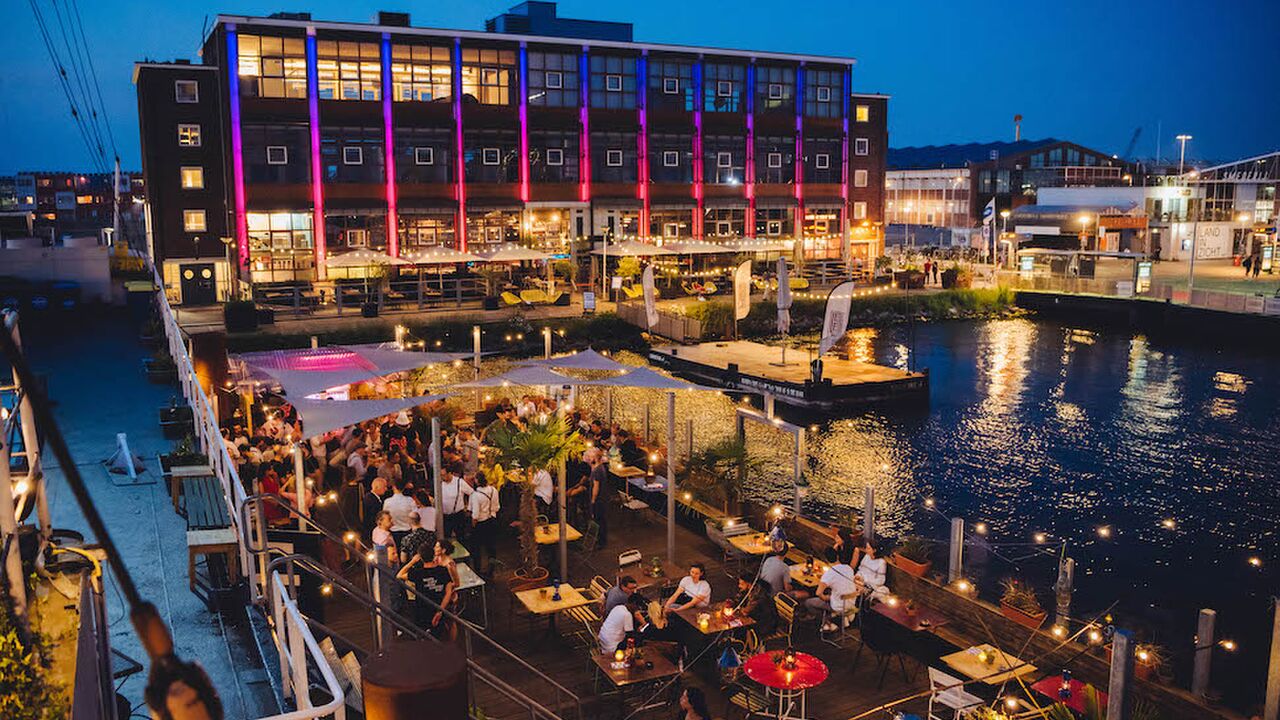 Illustratie voor: Zomerse hotspot: bij Sammie Sangria in Amsterdam Noord vier jij de zomer