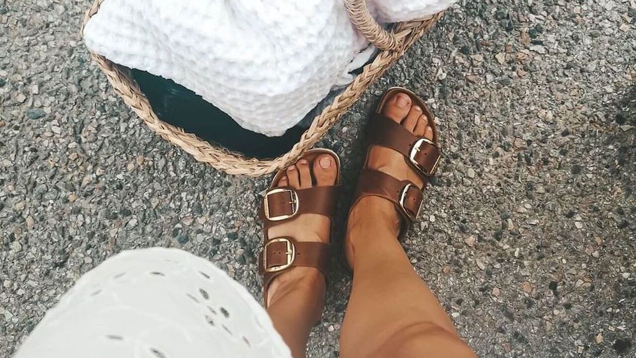 Illustratie voor: Deze sandalen zijn deze zomer razend populair (en stiekem wil jij ze ook)