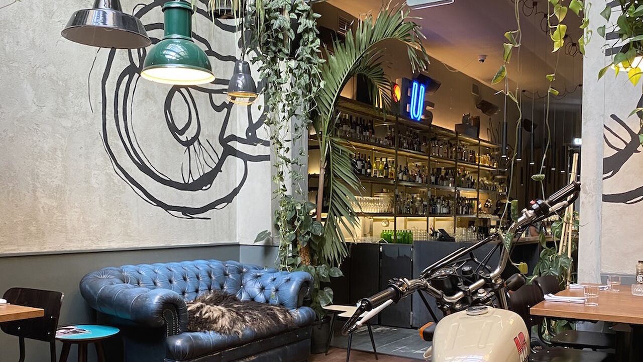 Illustratie voor: Hotspot: bij Deus Ex Machina komen bikes, burgers en signature cocktails samen