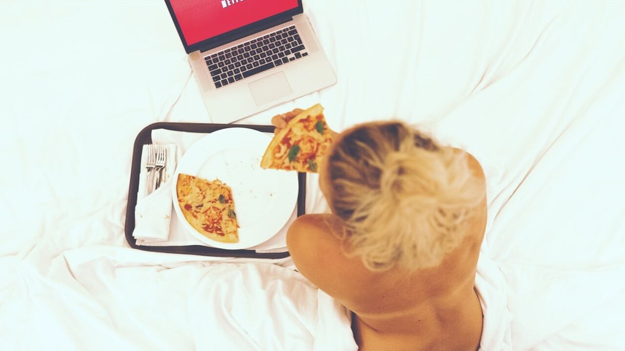 Illustratie voor: Dit zijn de leukste romcoms op Netflix om nu te bingen