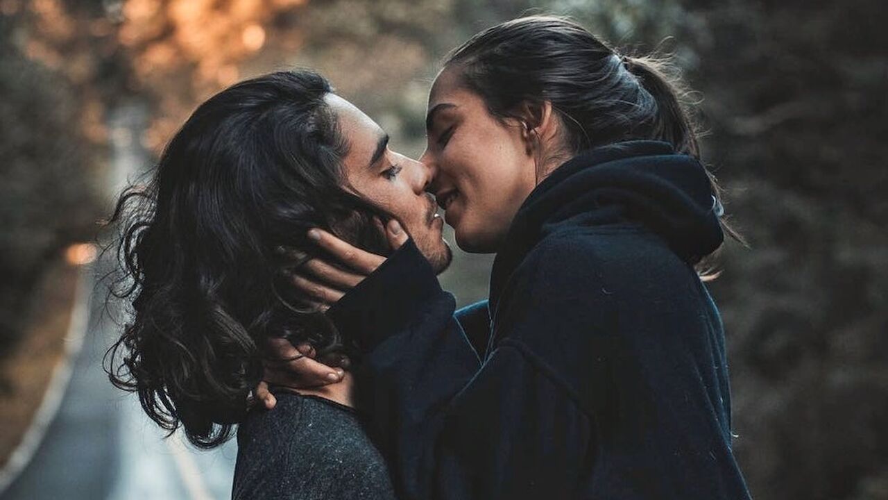 Illustratie voor: Lesje flirten: met deze 4 dingen verover jij je date in mum van tijd