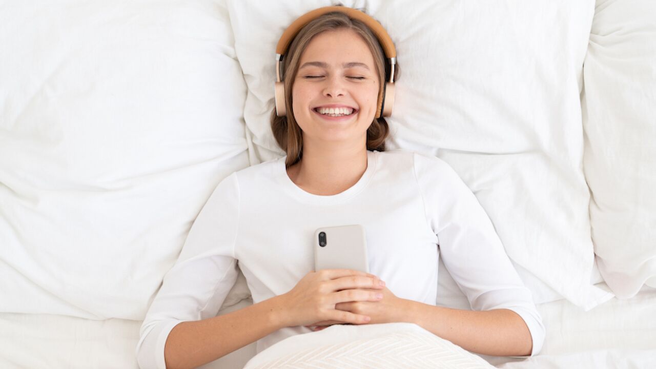 Illustratie voor: Leren, lachen en luisteren: dit zijn de 10 populairste podcasts in Nederland van dit moment