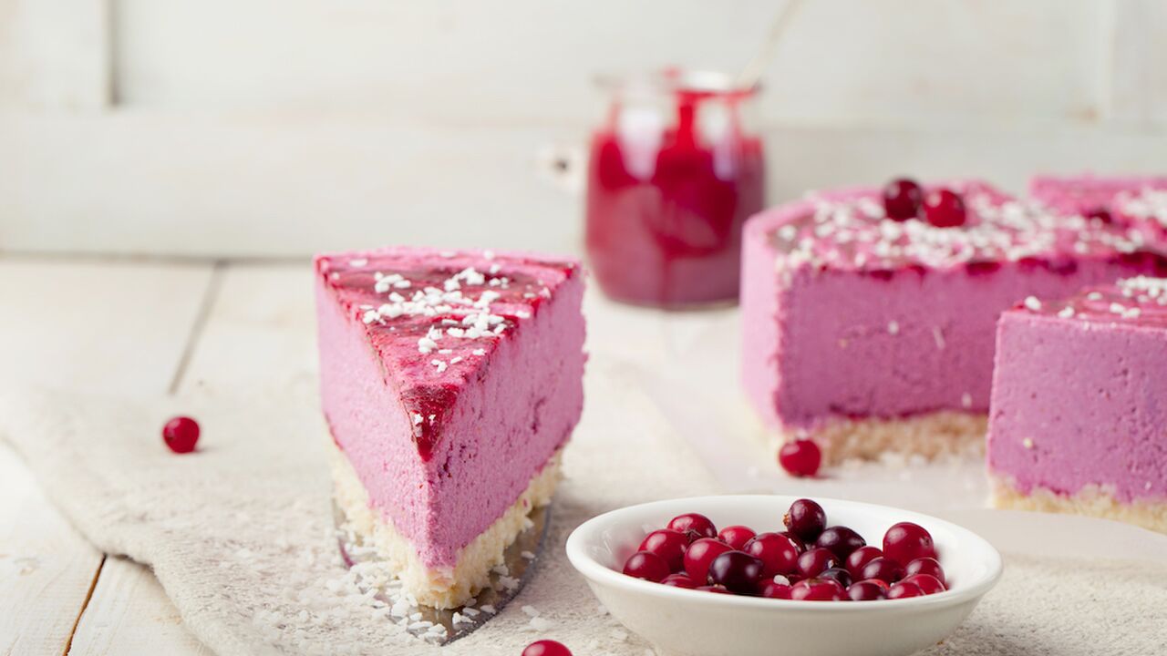 Illustratie voor: Deze cheesecake met KitKat en framboos is hemels lekker