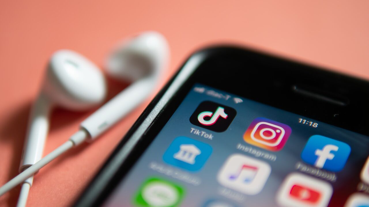 Illustratie voor: Believe the hype: dit is waarom je als 25 plusser juíst TikTok wilt downloaden