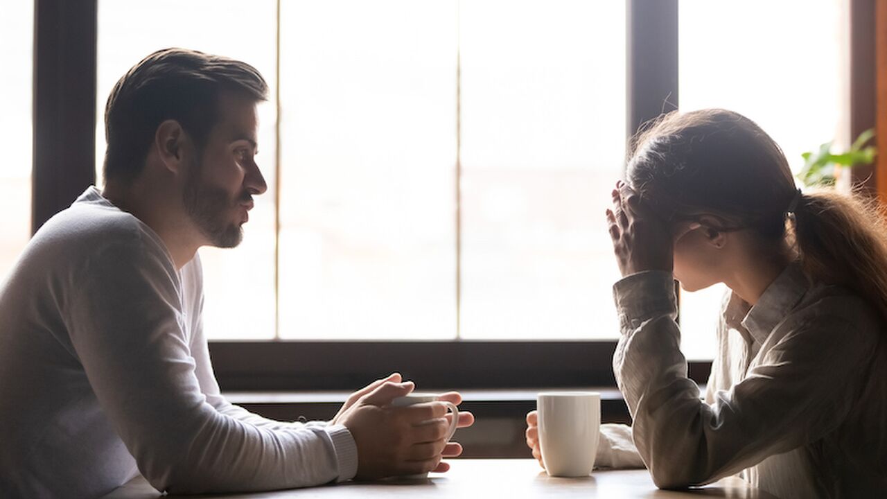 Illustratie voor: Praat je date enkel over zichzelf? Dit is hoe je de conversatie subtiel draait