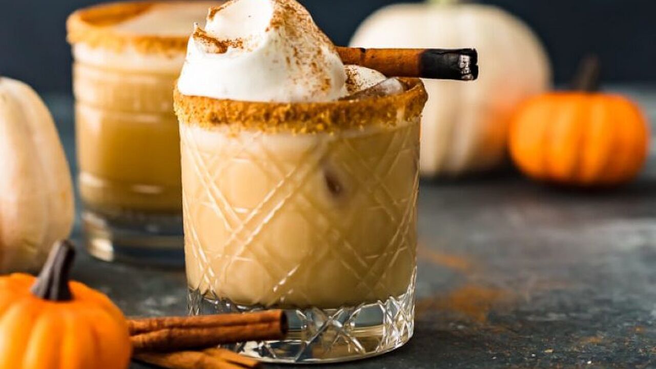 Illustratie voor: Pumpkin spice lover? Dan is deze Pumpkin Spice cocktail voor jou gemaakt