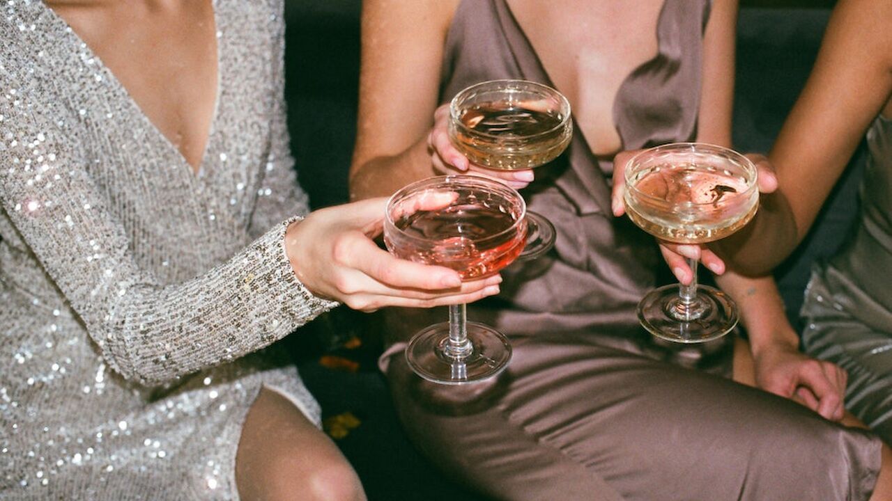 Illustratie voor: Deze leuke drankspellen wil jij dit weekend spelen