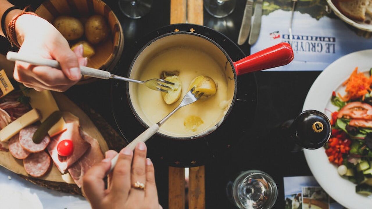 Illustratie voor: Dit heerlijke kaasfondue recept is de basis voor een fijne thuisdate
