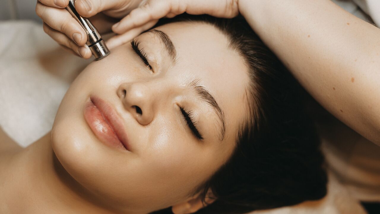 Illustratie voor: Wat is microneedling en wat zijn de voordelen voor je huid?