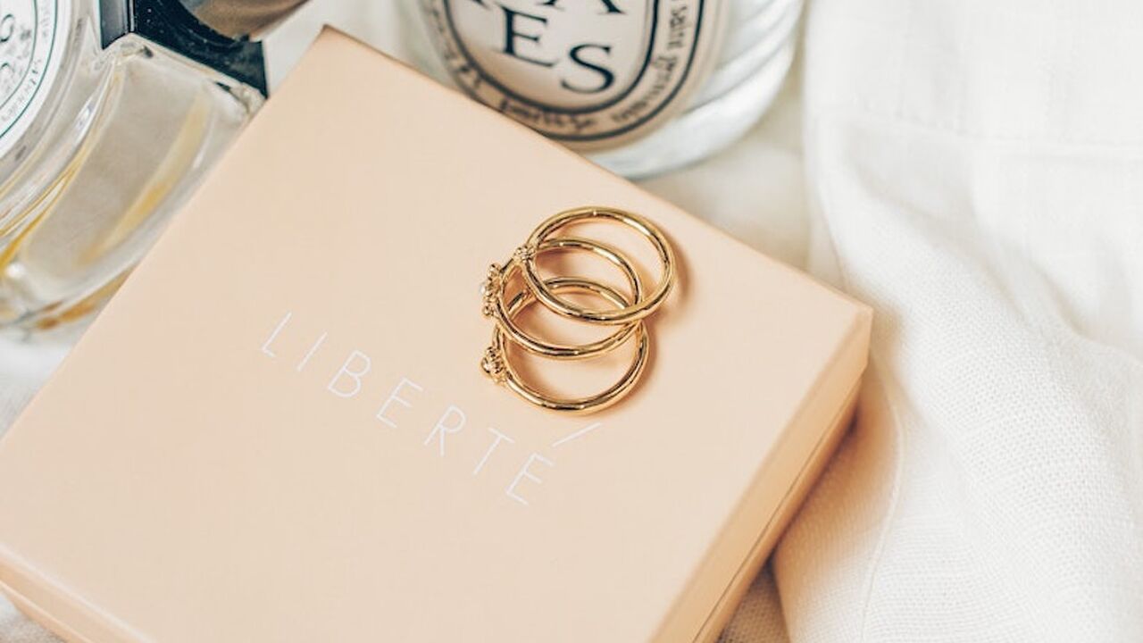 Illustratie voor: Dit zijn de mooiste minimalistische sieraden waar je jezelf nu op wilt trakteren