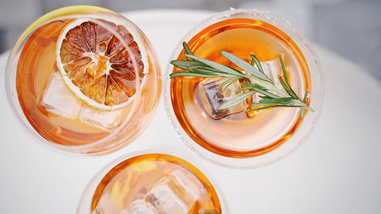 Illustratie voor: 8 x de lekkerste winterse cocktails die je vanavond wilt maken