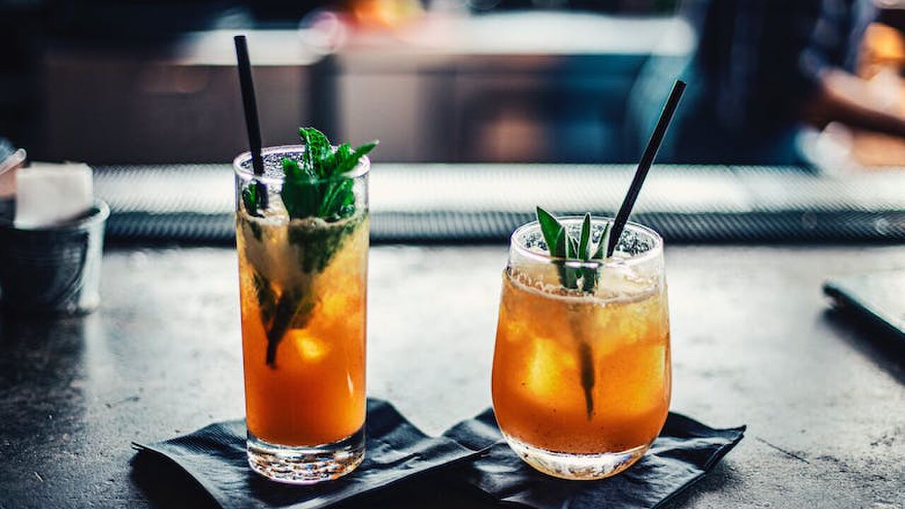 Illustratie voor: Met deze heerlijke wintercocktails maak jij er thuis een feestje van