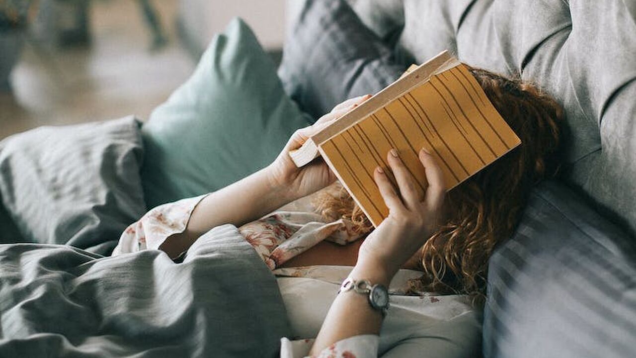 Illustratie voor: Vieze dingen die wij vrouwen stiekem allemaal in de slaapkamer doen (ja, jij ook)