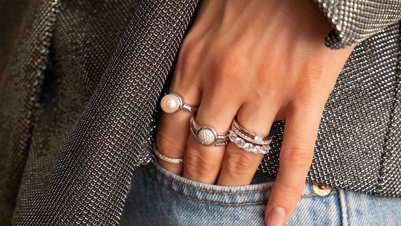 Illustratie voor: De mooiste, subtiele sieraden die een toevoeging zijn aan je outfit