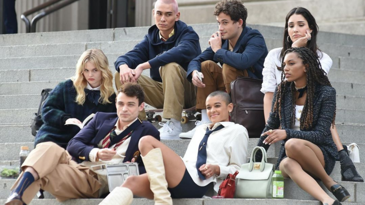 Illustratie voor: Must watch: er zijn nieuwe foto’s gedeeld van de Gossip Girl-reboot cast