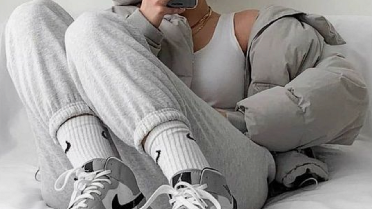 Illustratie voor: De joggingbroek: hét ideale kledingstuk voor de thuisblijfdagen