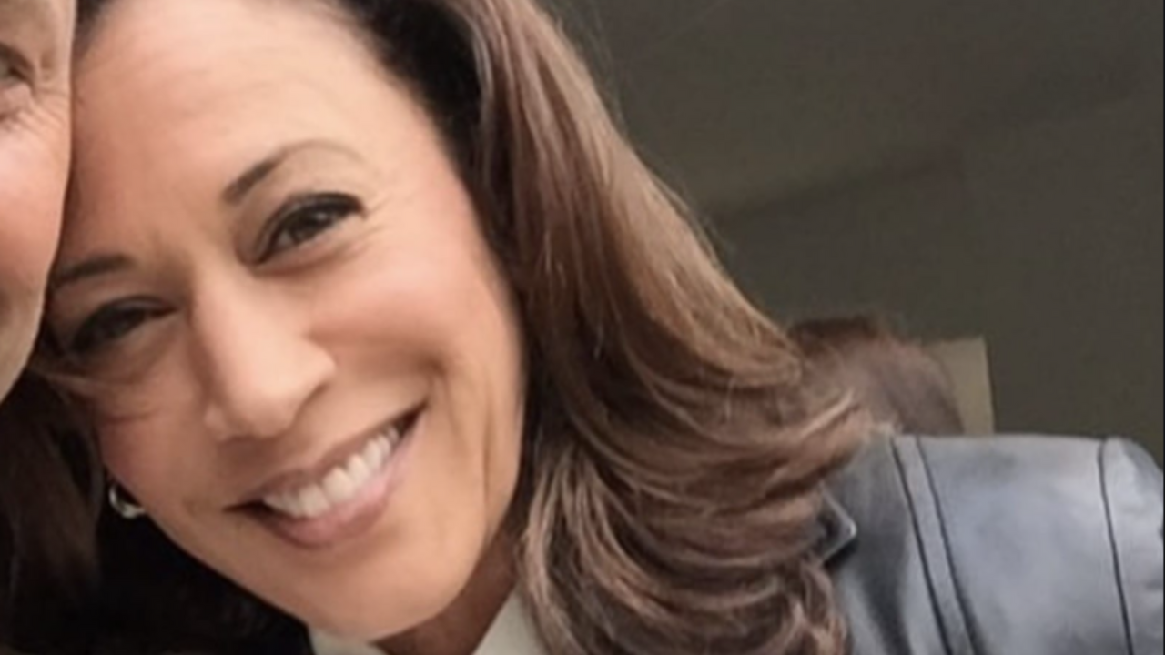 Illustratie voor: Bonus-dochter Kamala Harris tekent modellencontract (en zo ziet ze eruit)