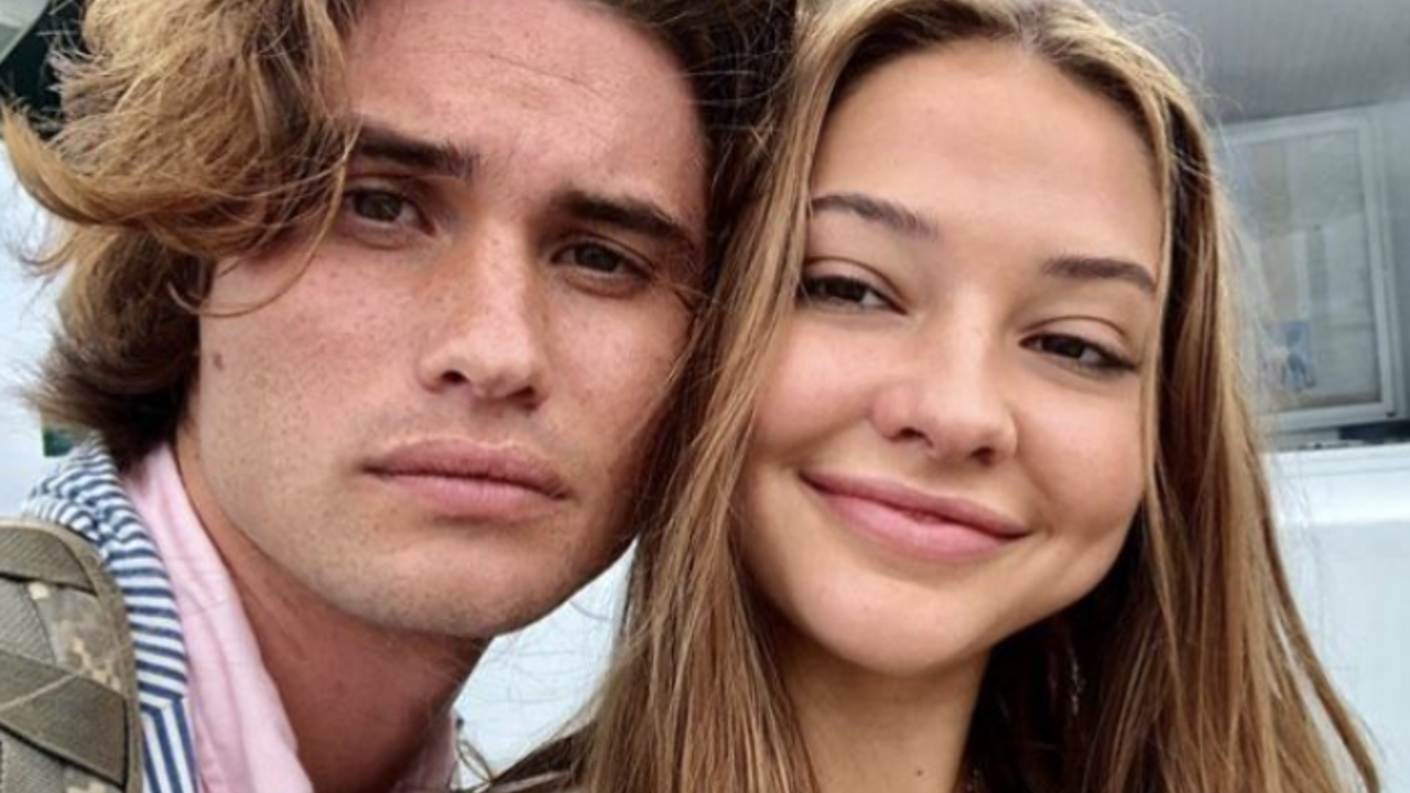 Illustratie voor: Outer Banks-acteur Chase vertelt over zijn relatie met Madelyn: “Ze is zo’n lief mens”