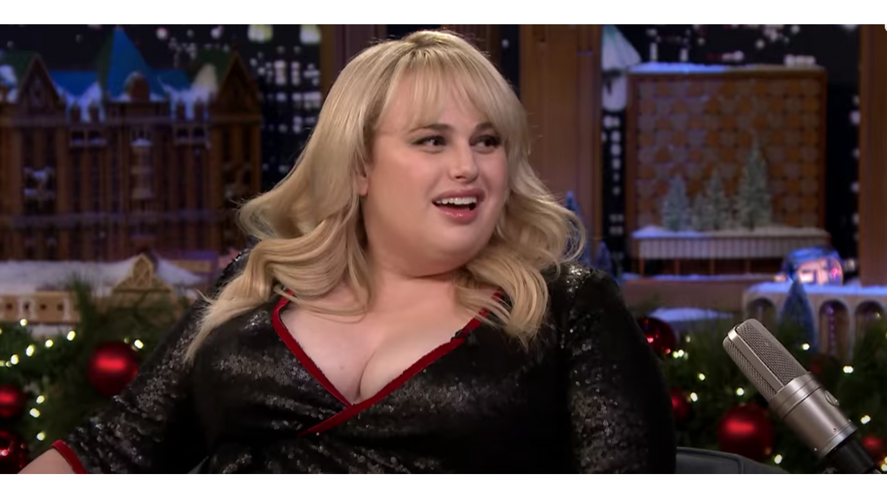 Illustratie voor: Afgevallen Rebel Wilson steelt de show in een geweldig rode jurk