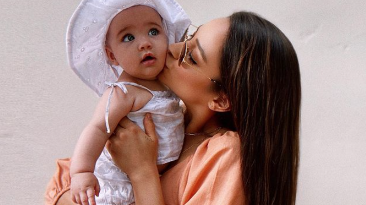 Illustratie voor: Shay Mitchell vertelt in podcast openhartig over haar zware prenatale periode