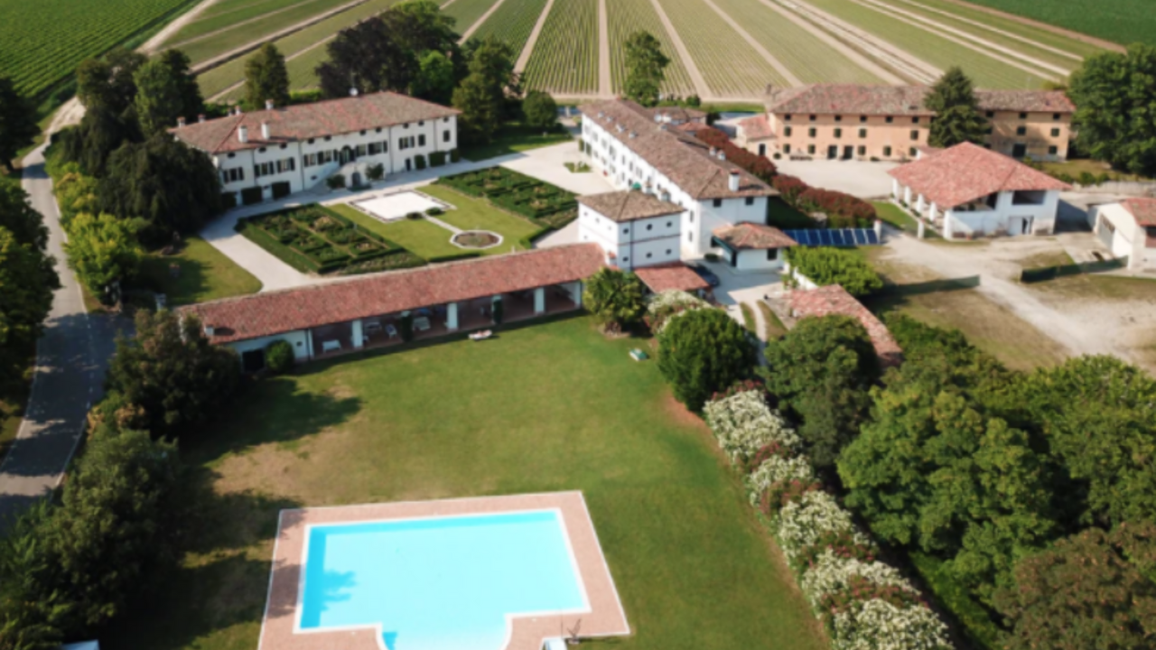 Illustratie voor: Wijnliefhebbers: deze prachtige Italiaanse wijngaard staat te koop voor 11,5 miljoen