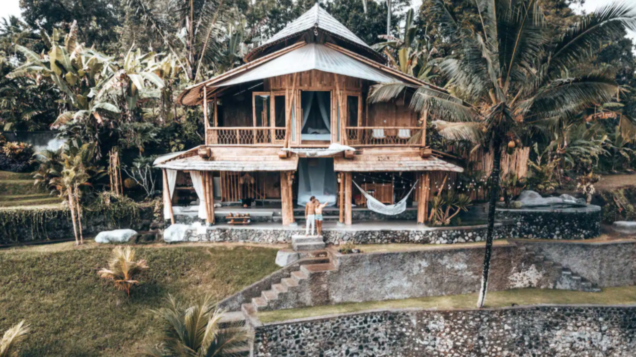 Illustratie voor: Deze Airbnb in Bali is geheel gemaakt van bamboe én daar wil jij nu slapen!