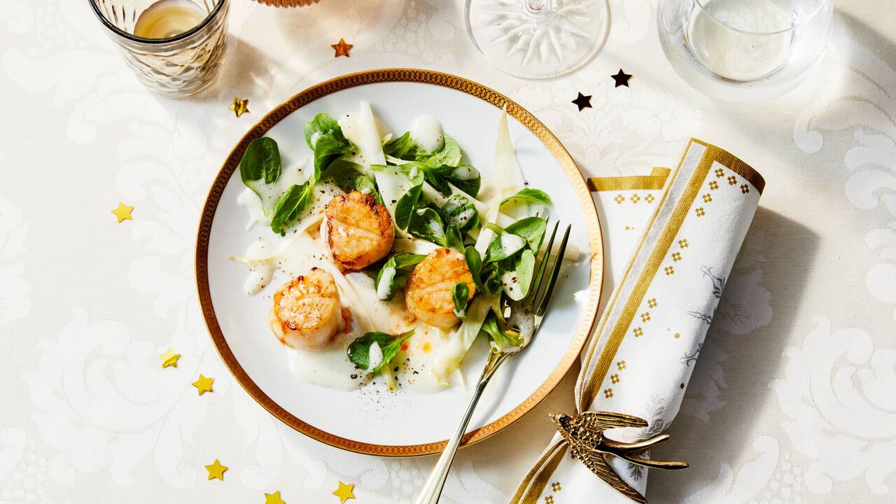 Illustratie voor: Luxe dinertje? Probeer eens gebakken coquilles met proseccoschuim!