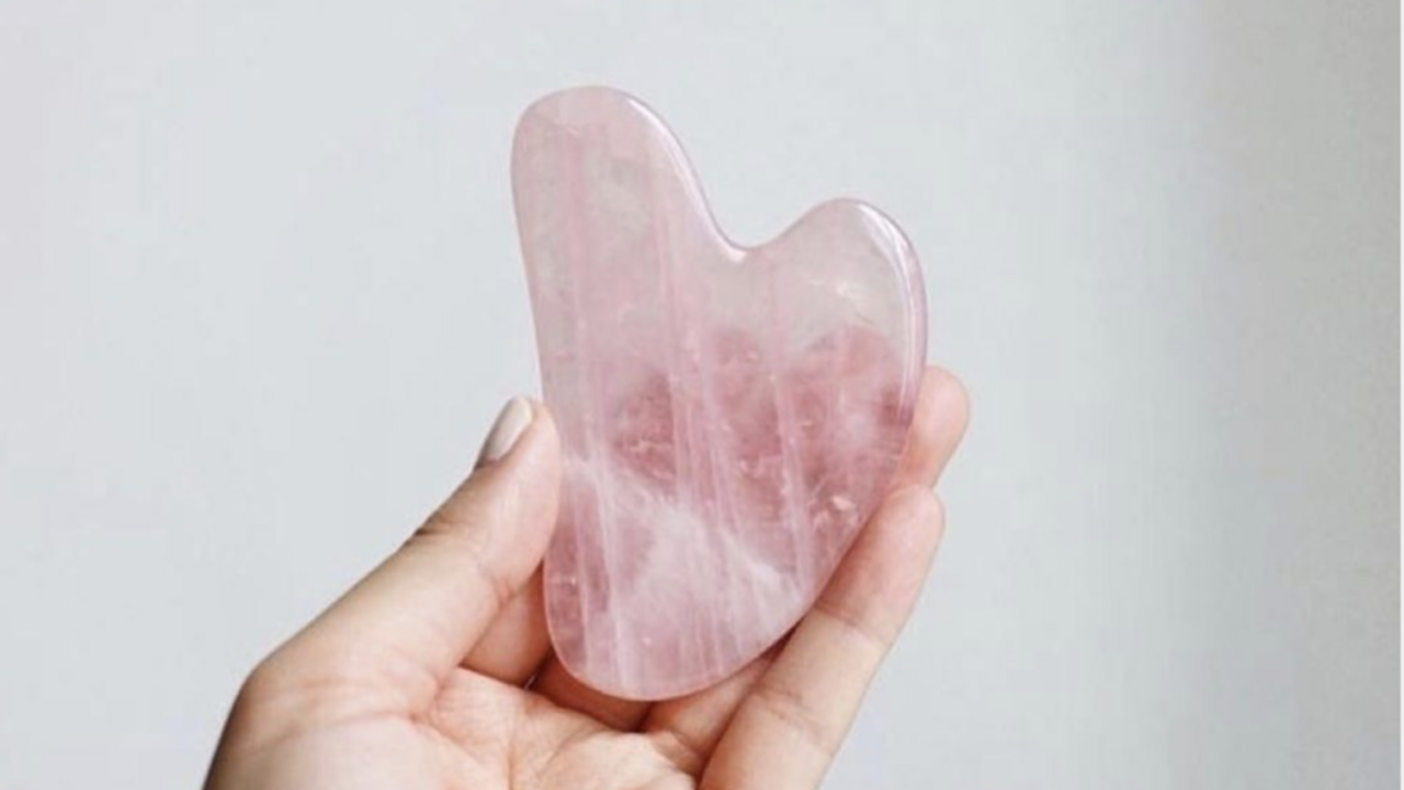 Illustratie voor: Jouw nieuwe beautytool: de gua sha steen voor een natuurlijke facelift