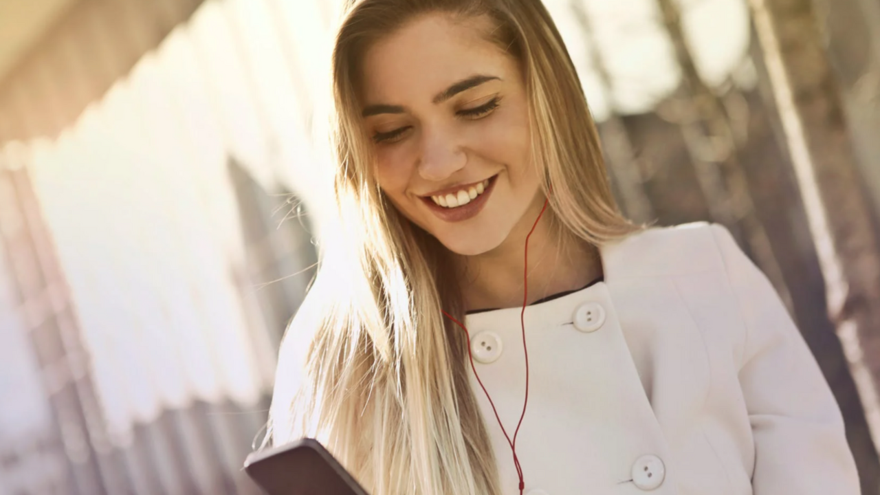 Illustratie voor: Dit zijn de leukste podcasts om te luisteren tijdens het wandelen