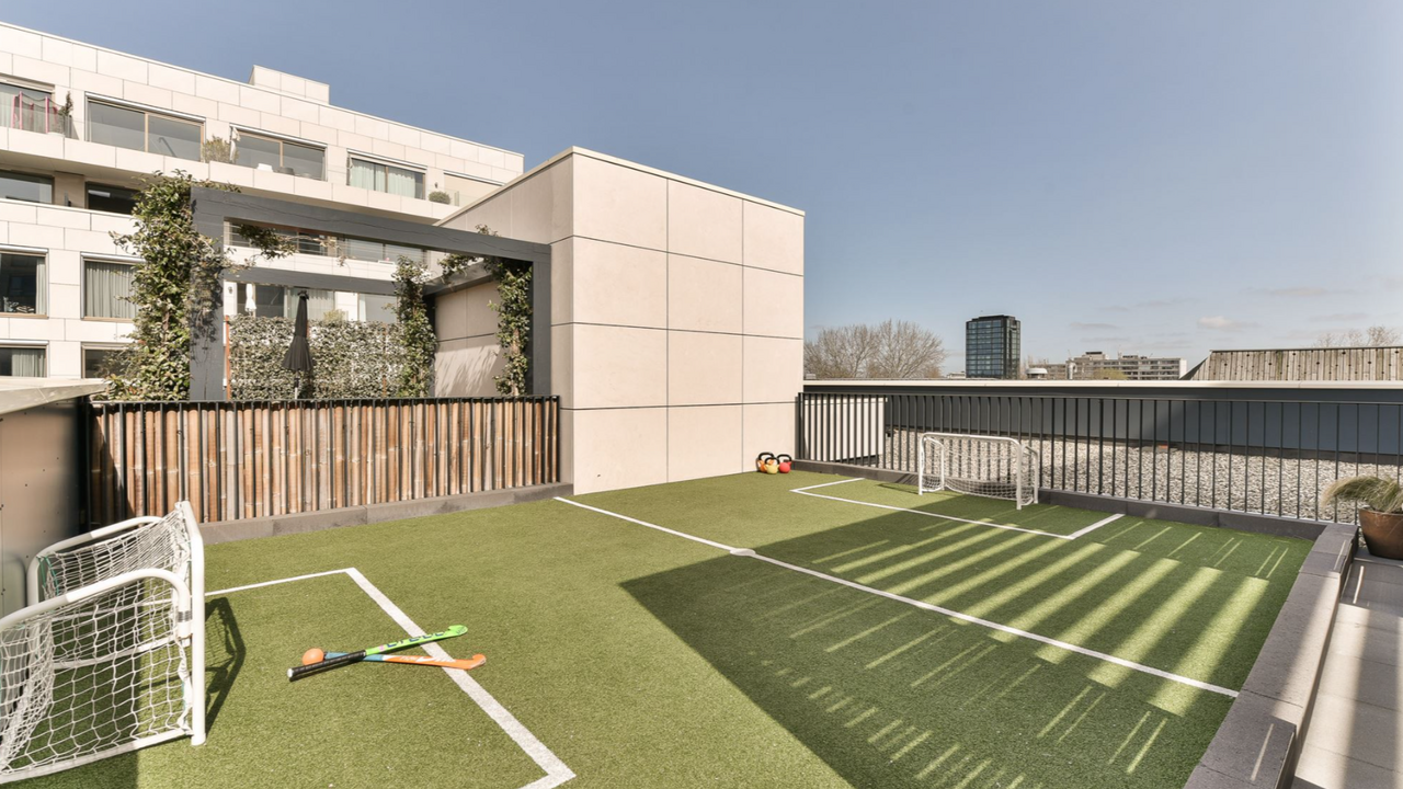 Illustratie voor: For sale: dit Amsterdamse penthouse mét hockeyveld op het dakterras
