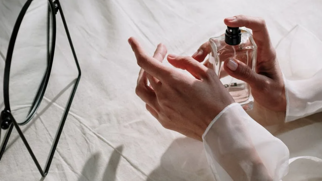 Illustratie voor: Je geur behouden? Op deze plekken kun je het beste parfum spuiten
