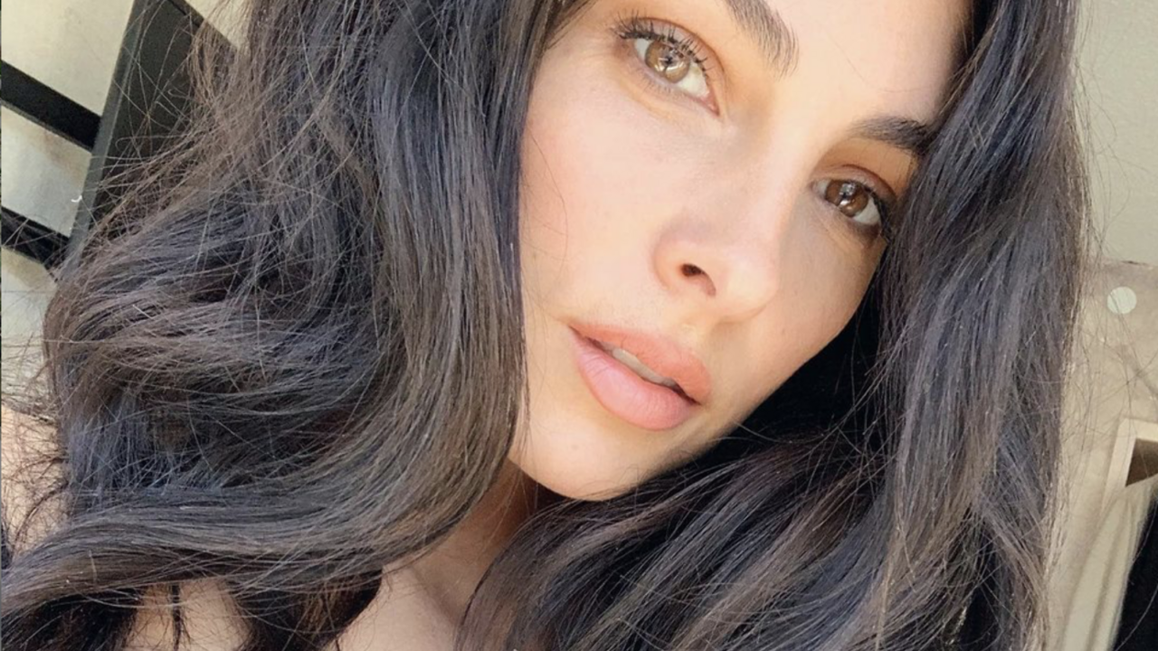 Illustratie voor: Wow! Anna Nooshin verft haar haren blond en is totaal onherkenbaar
