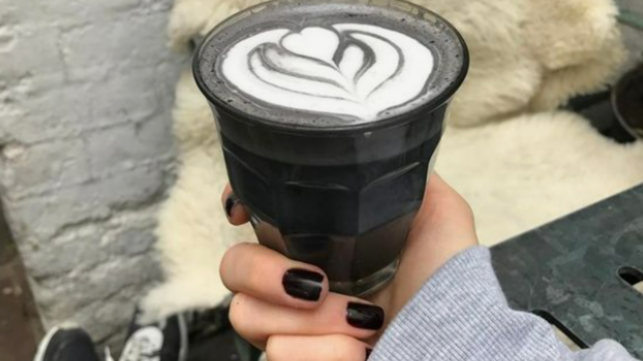 Illustratie voor: De charcoal latte: is dit zwarte drankje écht zo gezond?