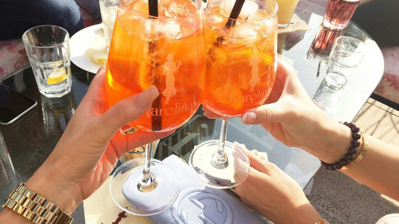 Illustratie voor: Dit zijn 5 lekkere oranje cocktails om Koningsdag mee te vieren