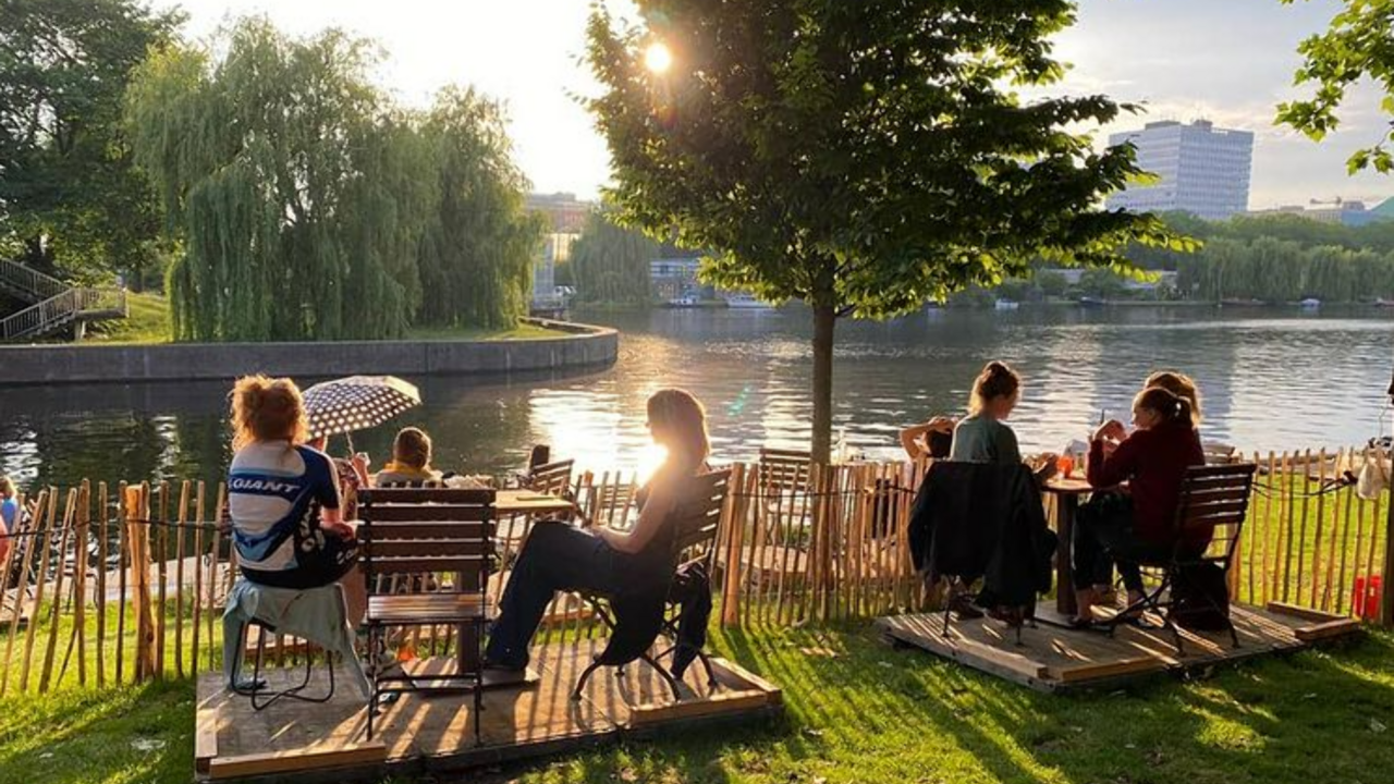 Illustratie voor: Dit zijn 10 Amsterdamse terrassen om van een drankje én het zonnetje te genieten