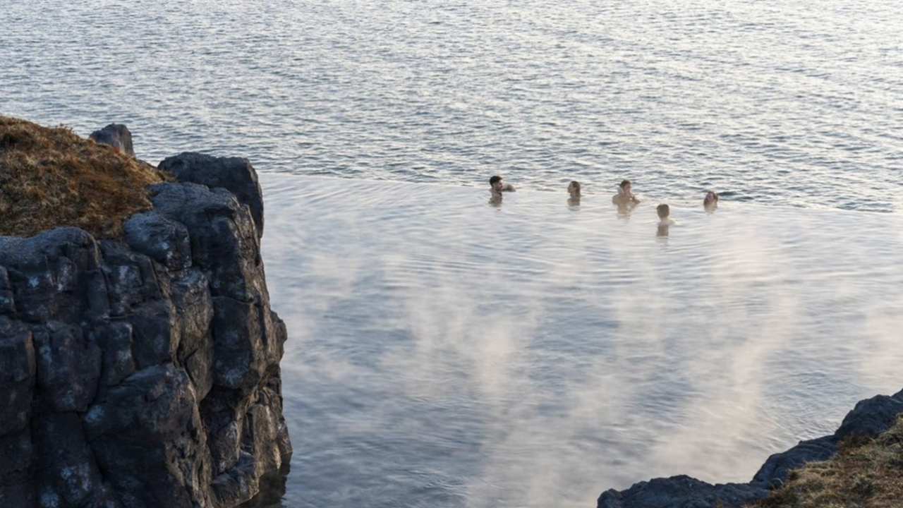 Illustratie voor: Wil je heen: deze 80 meter lange geotermische infinity pool in IJsland