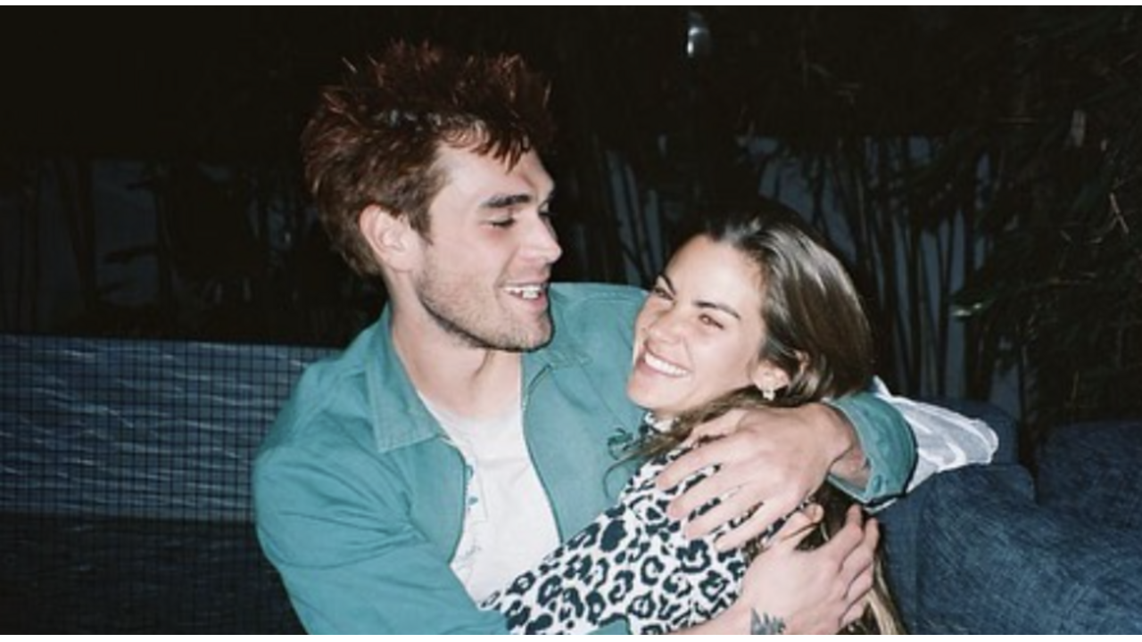 Illustratie voor: Riverdale-ster KJ Apa en vriendin verwachten hun eerste kindje
