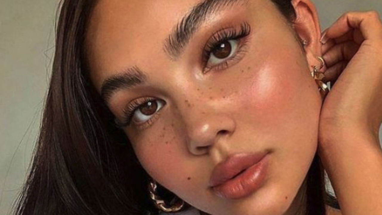 Illustratie voor: Wow! Deze manier van blush aanbrengen verandert je hele gezicht