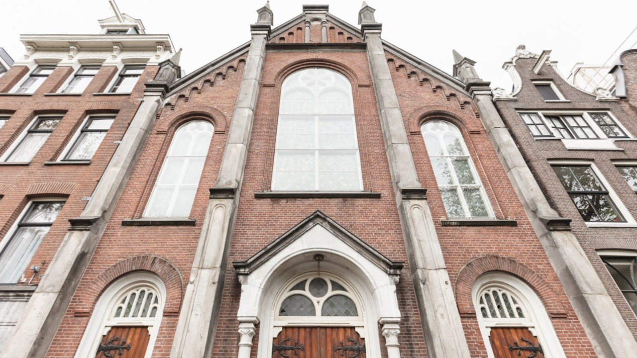 Illustratie voor: Wow! Deze Amsterdamse ‘kerk’ is omgebouwd tot een huis