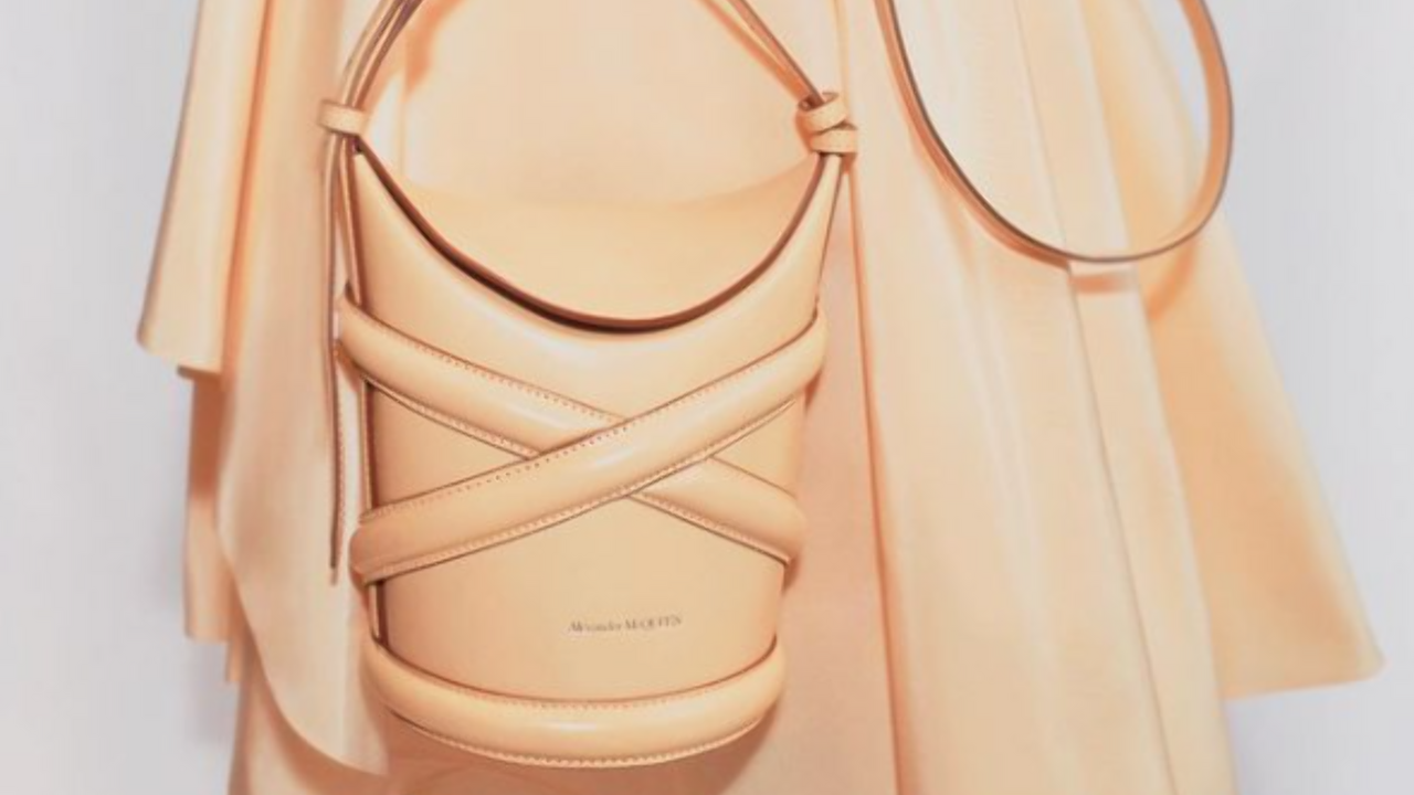 Illustratie voor: Wow! Schoudertassen van Alexander McQueen waar je U tegen zegt