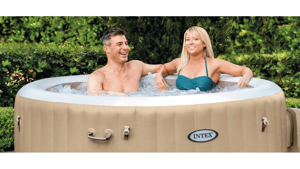 Illustratie voor: Zwoele zomeravonden: Aldi verkoopt spa whirlpool voor in je tuin