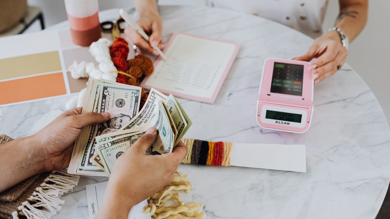 Illustratie voor: Money talk: 8 financiële doelen om af te tikken vóór je dertigste