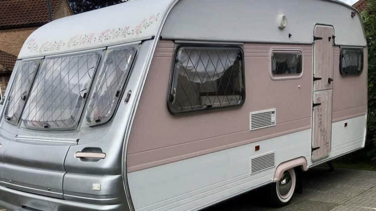 Illustratie voor: Pink dream: deze roze caravan is perfect voor jou en je vriendinnen