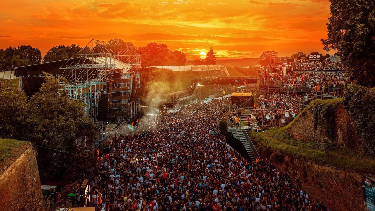 Illustratie voor: Handen in de lucht! EXIT Festival is het eerste Europese feestje van 2021