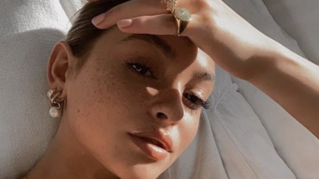 Illustratie voor: Life hack! Op deze manieren combineer je zonnebrand en make-up
